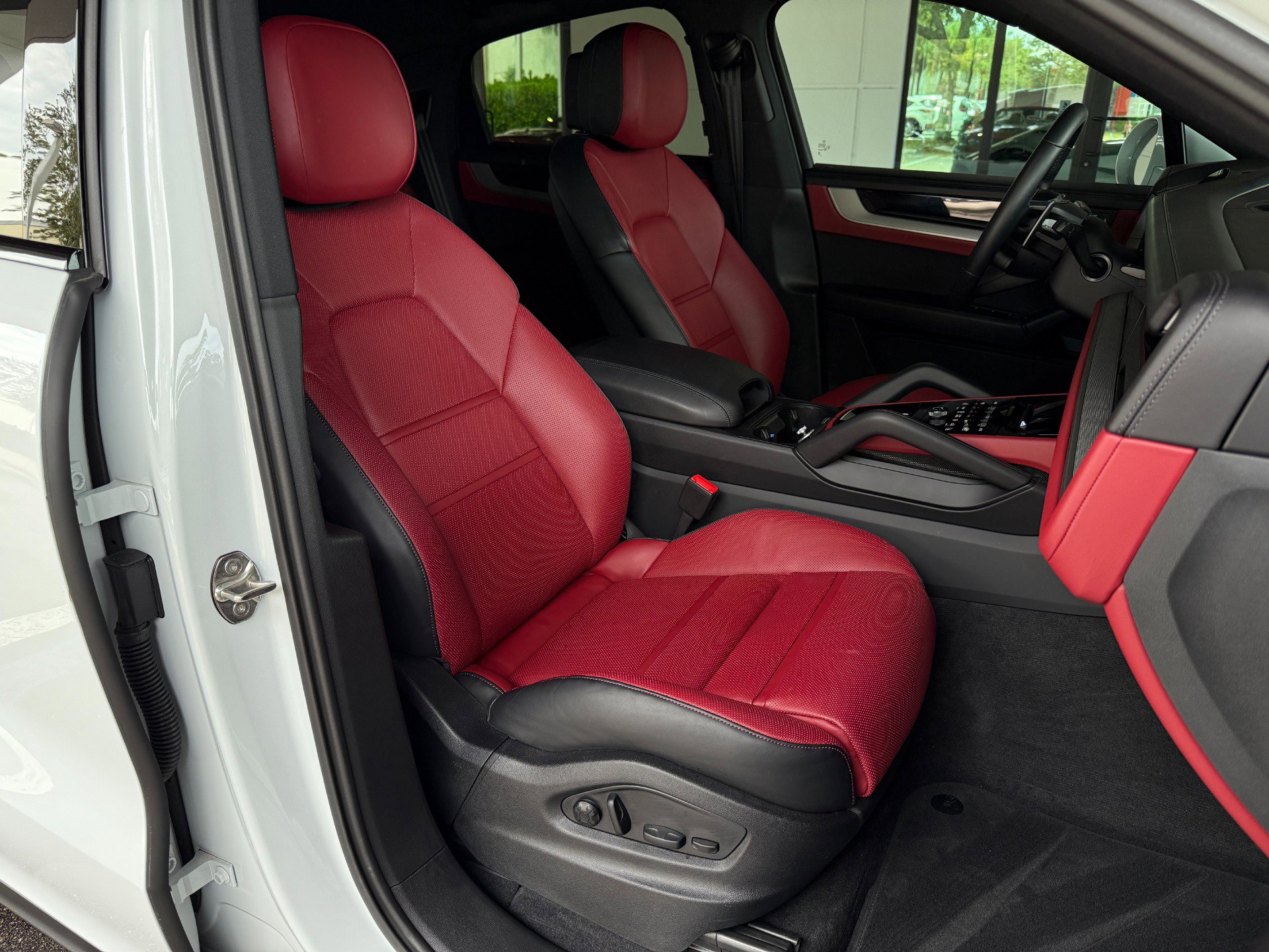 Used 2024 Porsche Cayenne S image 33