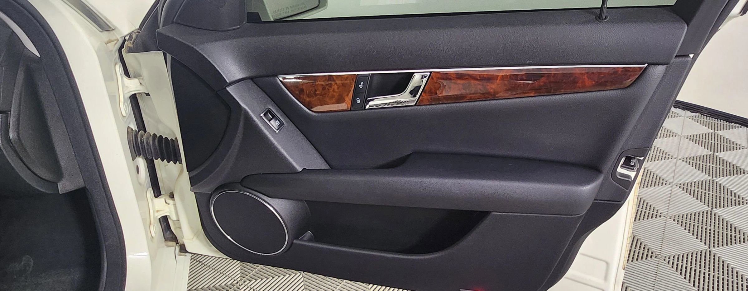 Used 2010 Mercedes-Benz C 300 C 300 Luxury Sedan 4D image 17