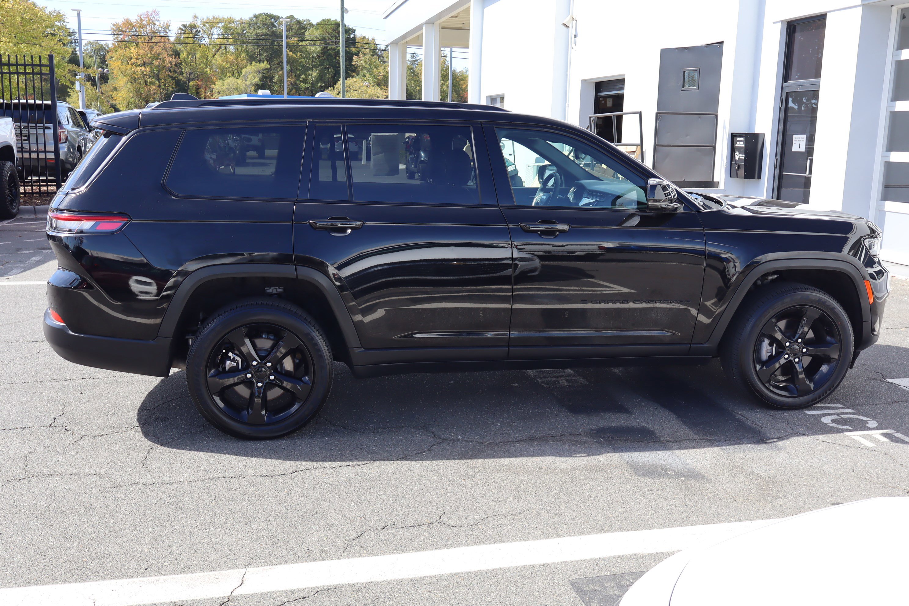 Used 2024 Jeep Grand Cherokee L Altitude image 11
