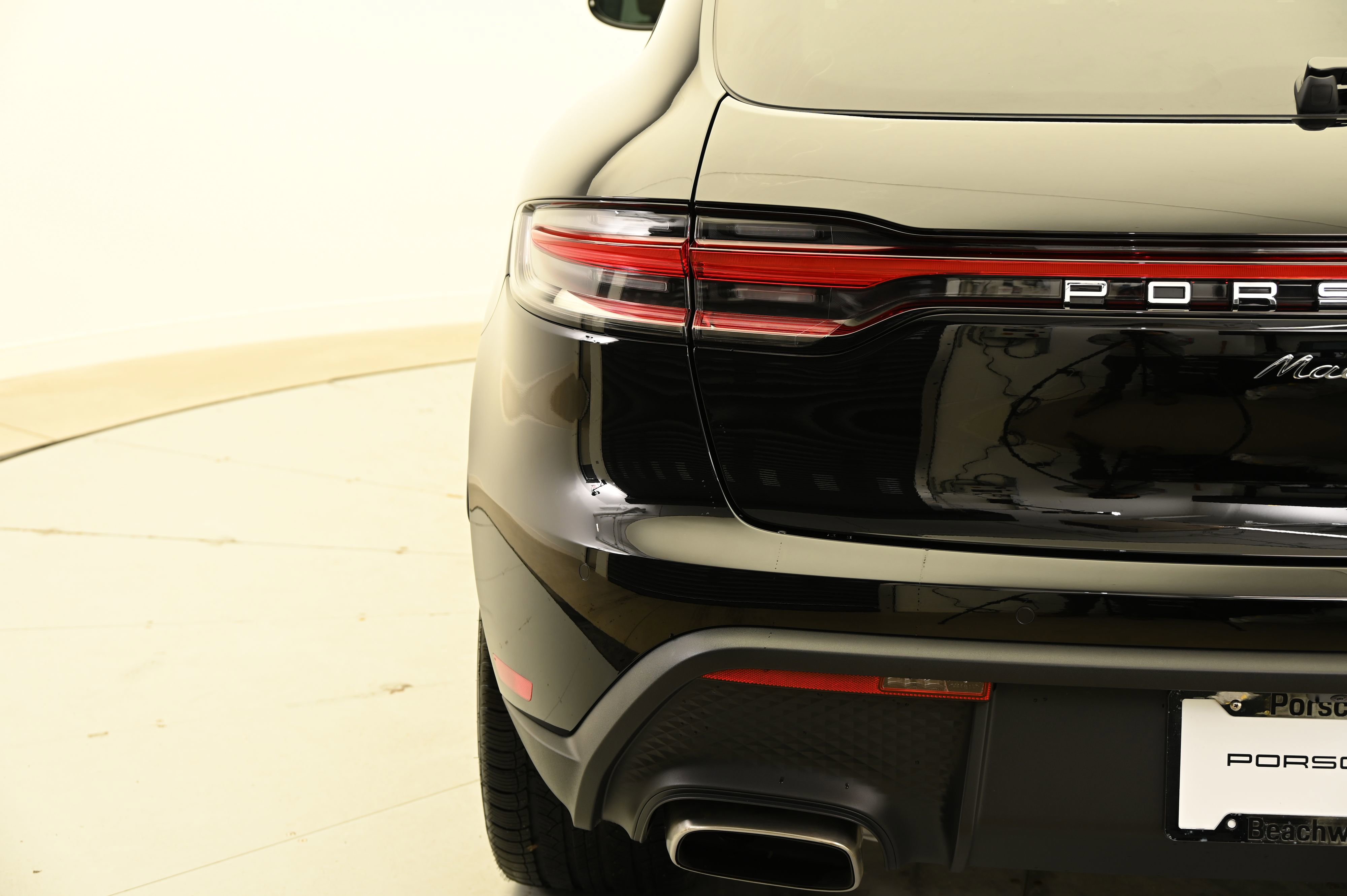 Used 2025 Porsche Macan image 13