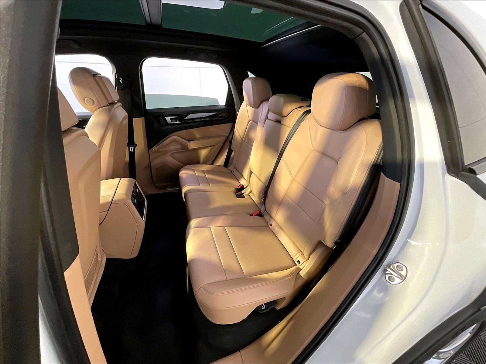 Certified 2022 Porsche Cayenne AWD/4WD image 24