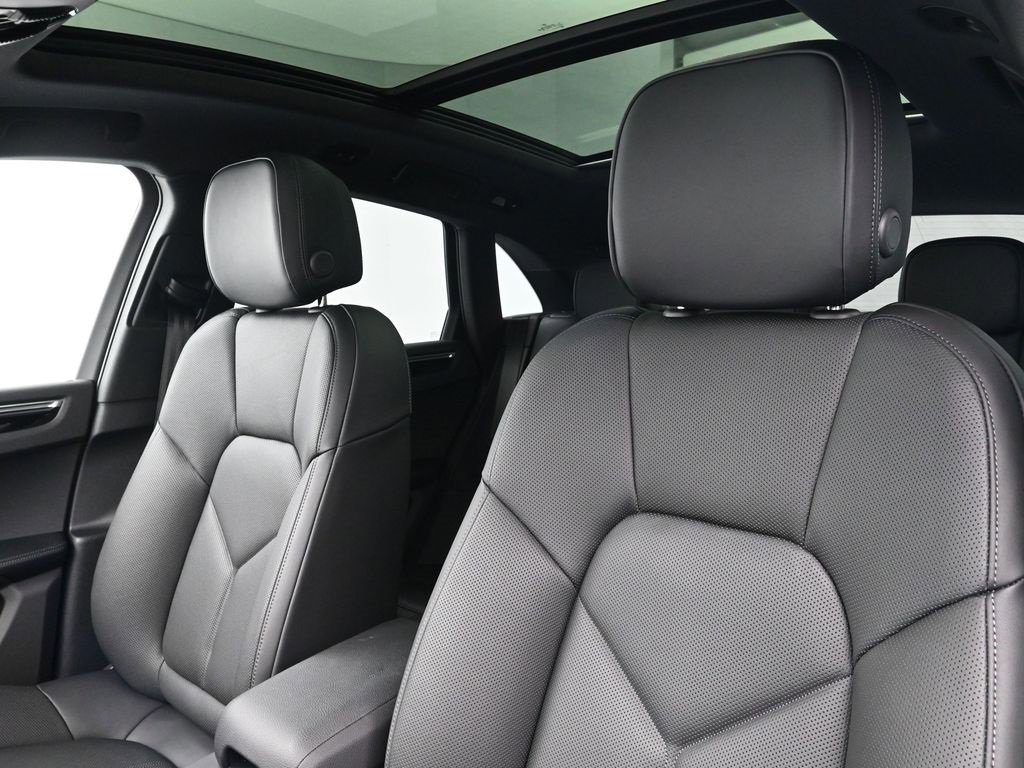 New 2025 Porsche Macan image 5