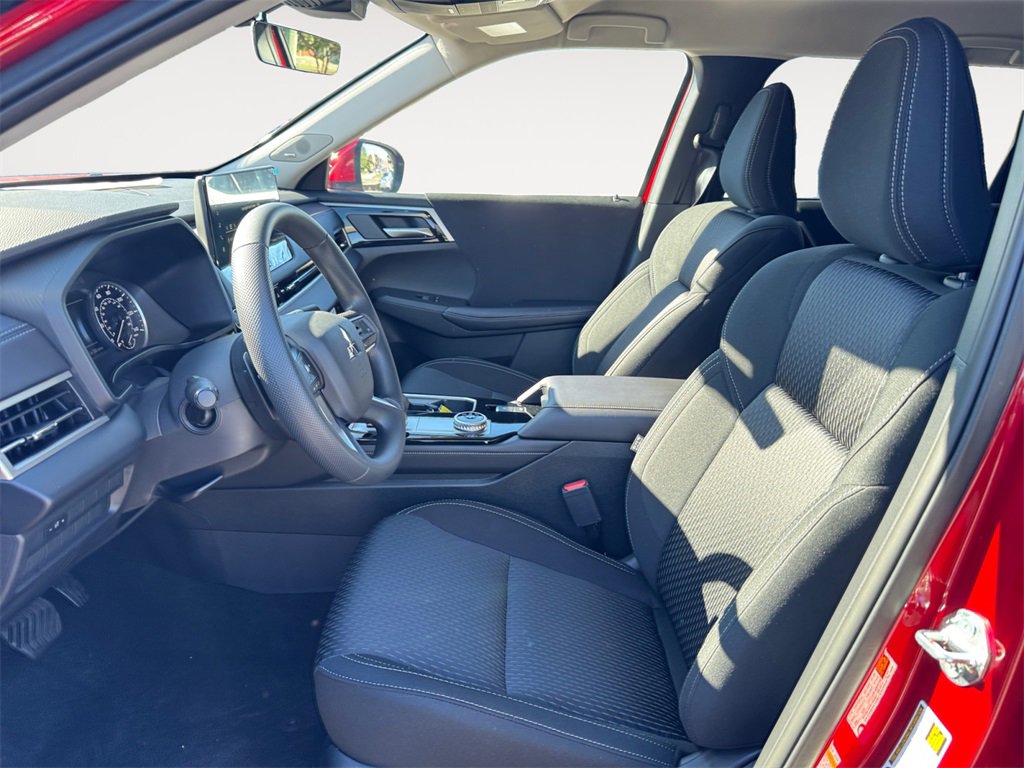 New 2025 Mitsubishi Outlander ES image 9