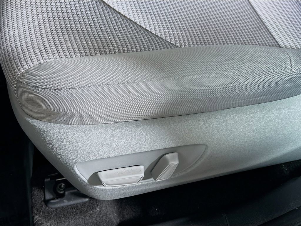 Used 2023 Toyota Highlander L image 18