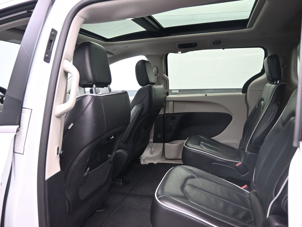 Used 2023 Chrysler Pacifica Limited FWD image 27