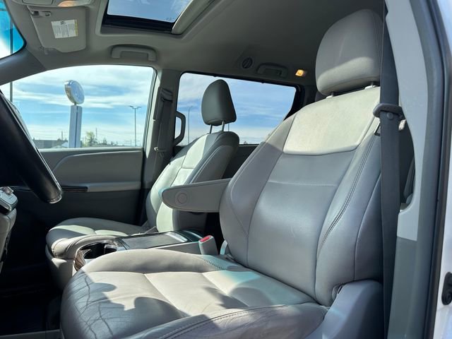 Used 2017 Toyota Sienna XLE w/ XLE Navigation Package AWD/4WD image 7