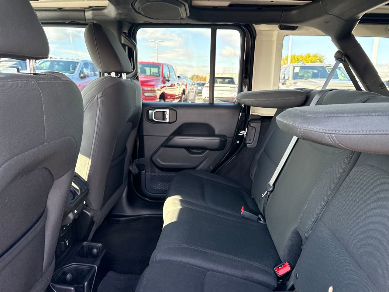 Used 2018 Jeep Wrangler Unlimited Sahara image 12