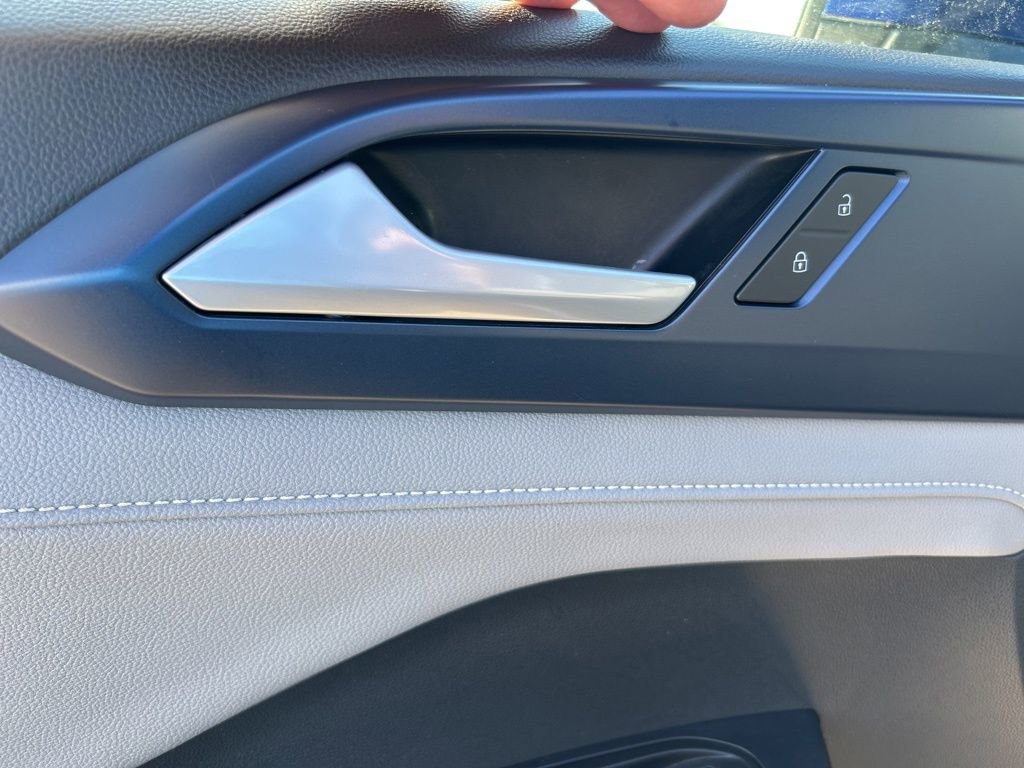 Used 2024 Volkswagen Taos SE image 37