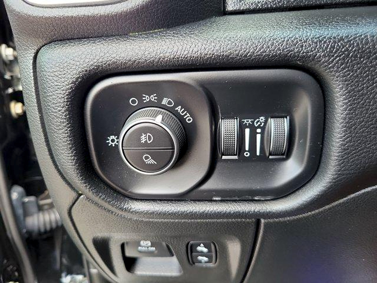 Used 2020 RAM 1500 Laramie AWD/4WD image 34
