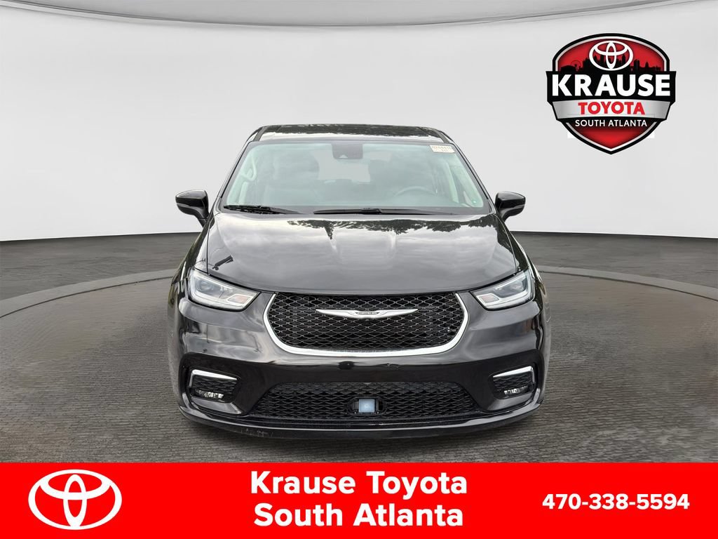 Used 2023 Chrysler Pacifica Touring-L FWD image 2