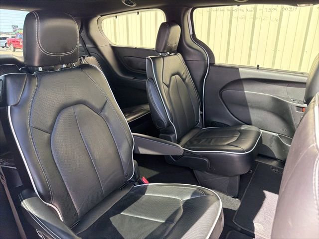 Used 2025 Chrysler Pacifica Limited image 10