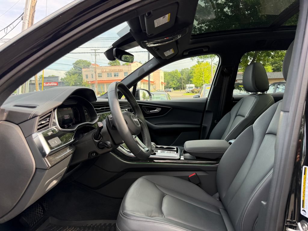 Used 2025 Audi Q7 2.0T Premium w/ Convenience Plus Package AWD/4WD image 17