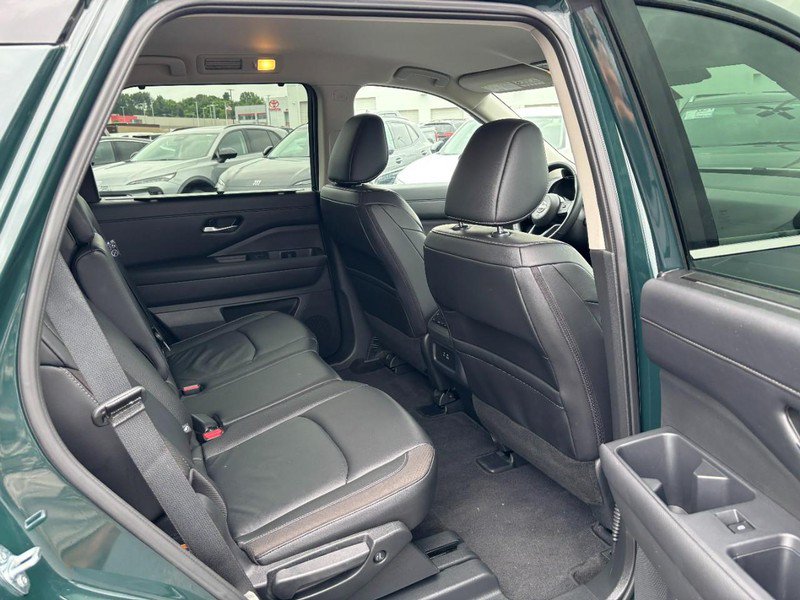 Used 2025 Nissan Pathfinder SL AWD/4WD image 13