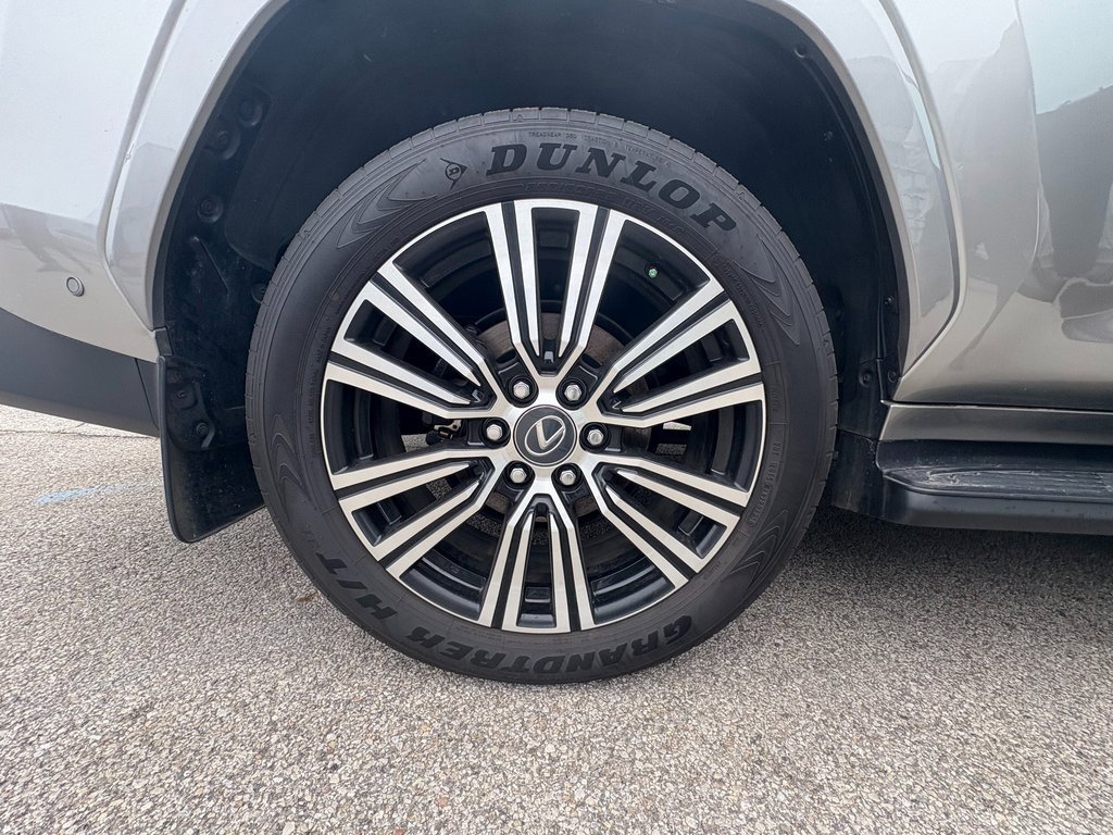 Used 2025 Lexus LX 700h Luxury image 13