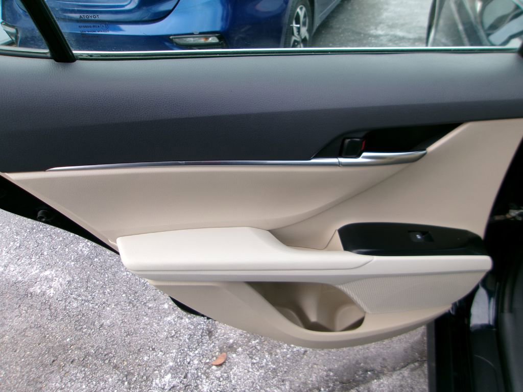 Used 2020 Toyota Camry LE image 11