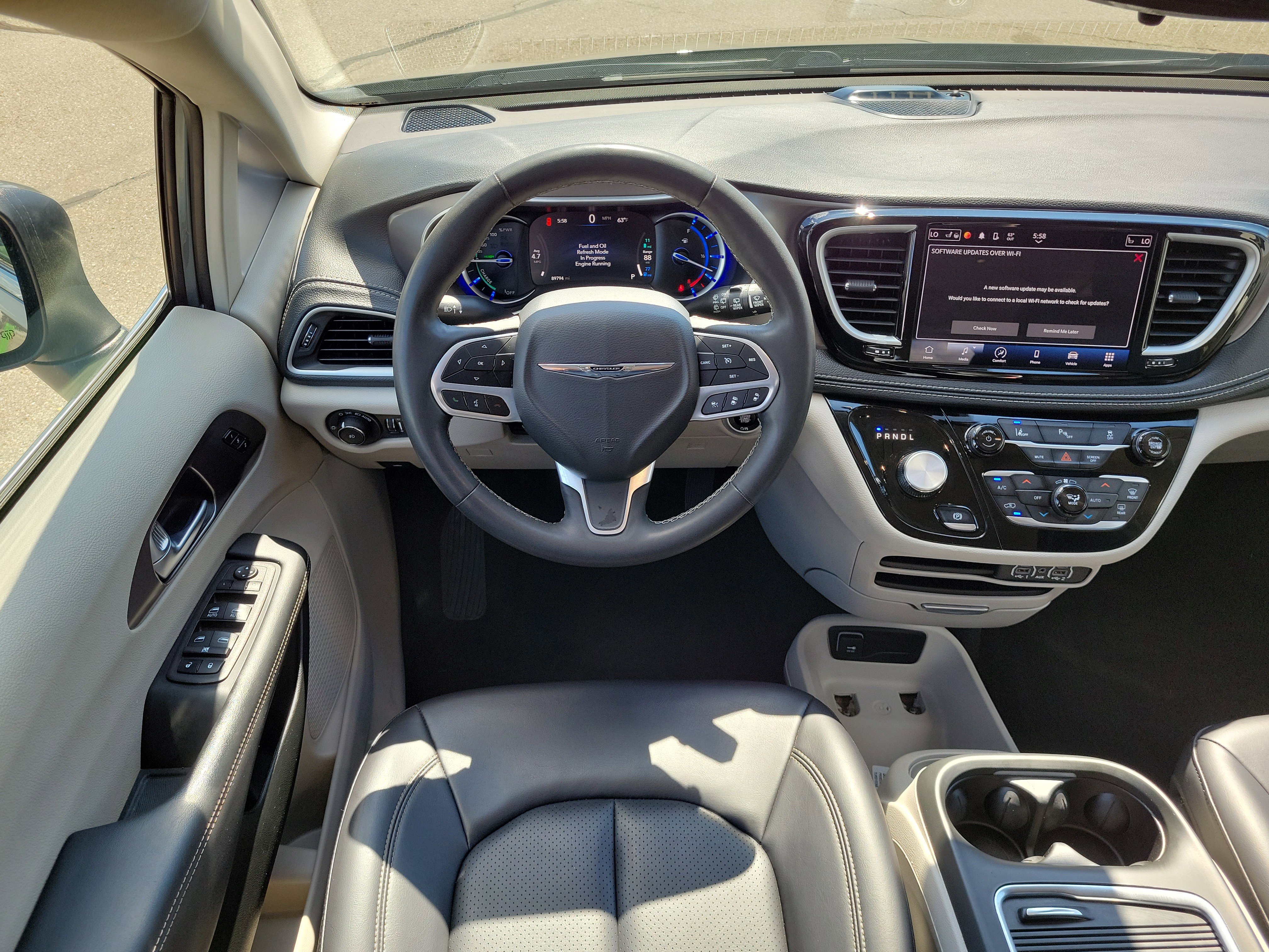 Used 2023 Chrysler Pacifica Touring-L FWD image 11