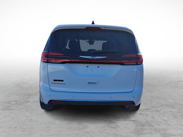 Used 2024 Chrysler Pacifica Touring-L image 5