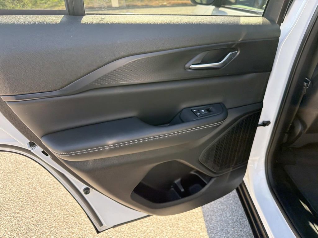 Used 2024 Jeep Grand Cherokee Laredo image 15