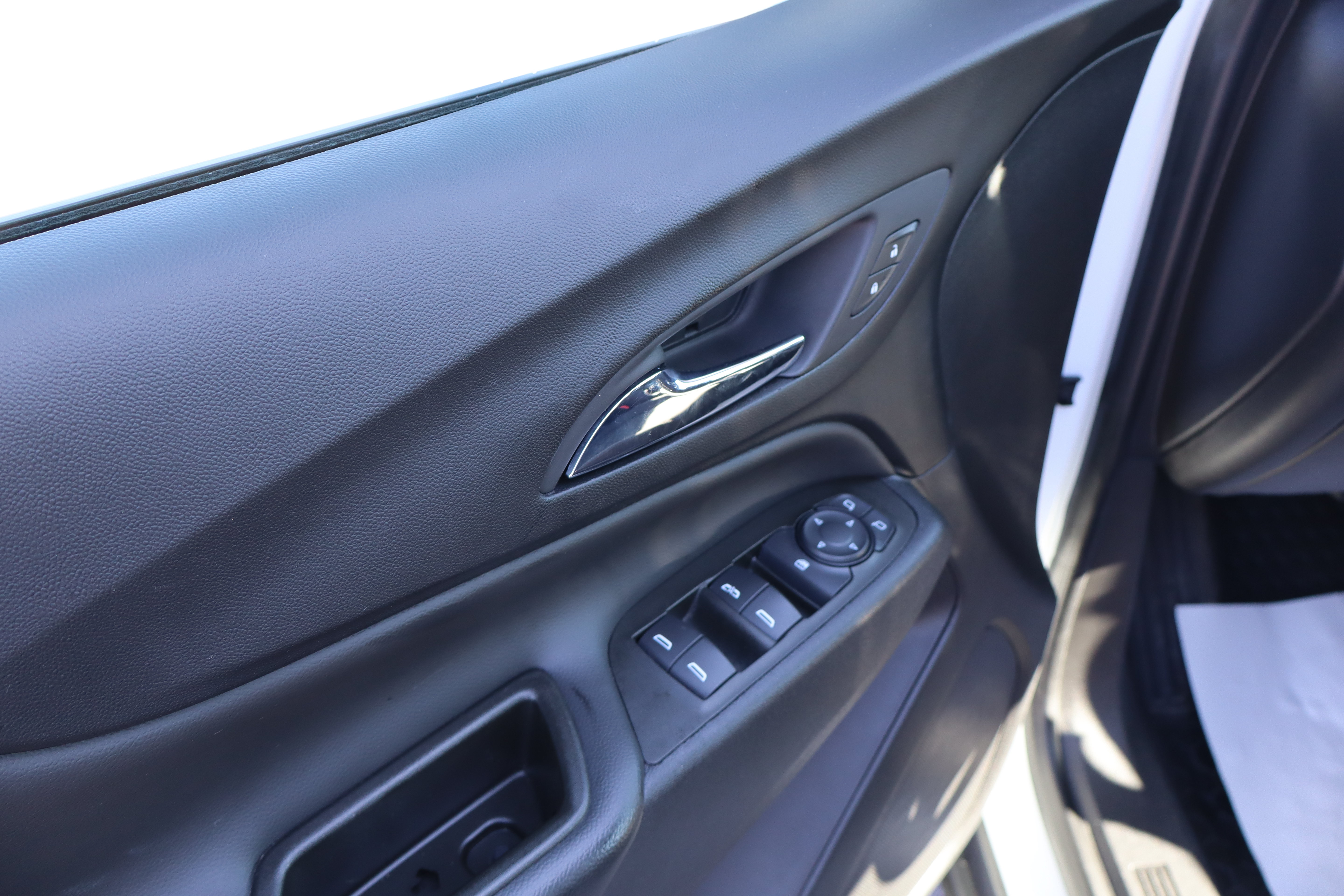 Used 2023 Chevrolet Equinox LT w/ LPO, Floor Liner Package AWD/4WD image 18