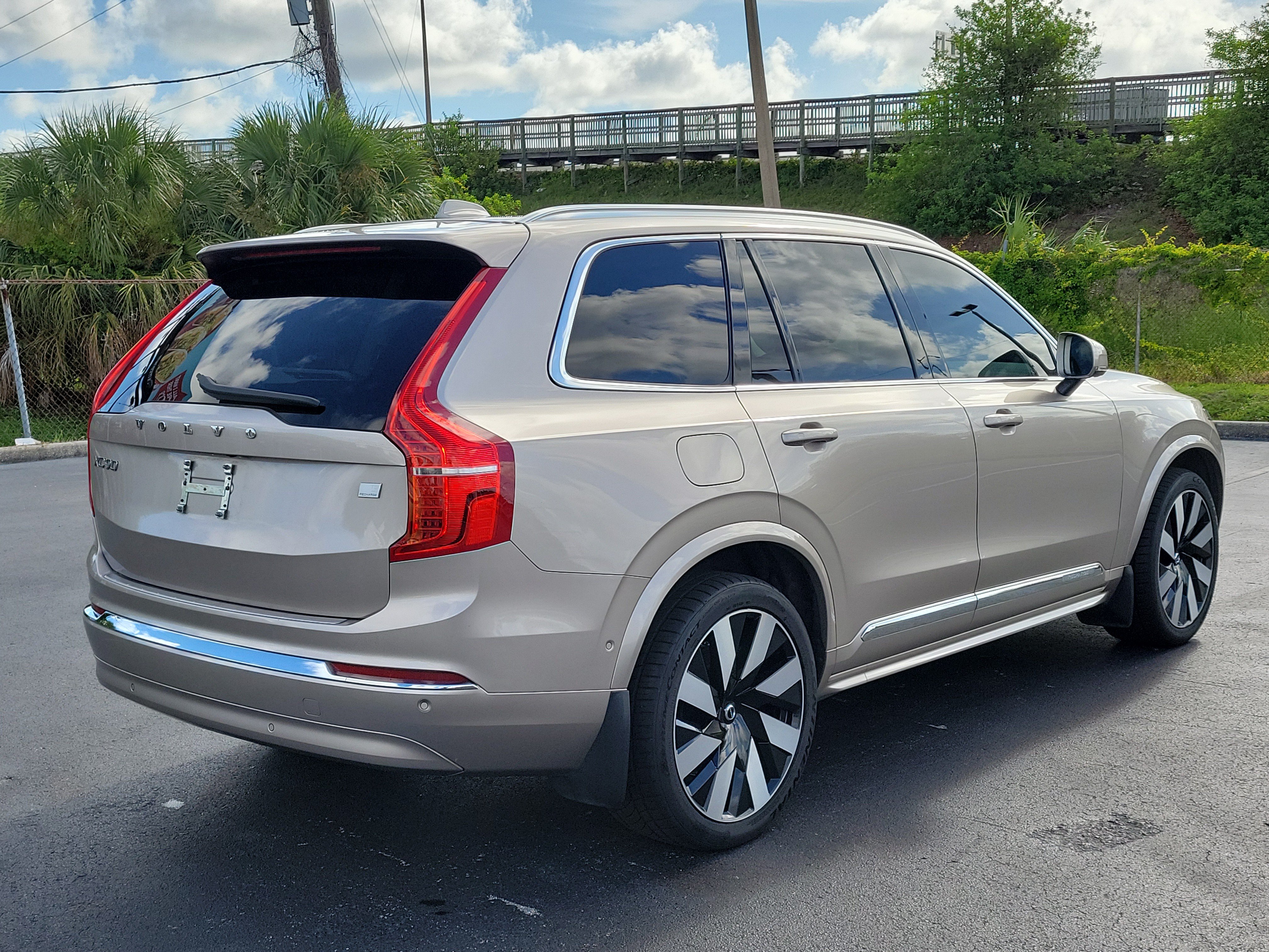 Used 2023 Volvo XC90 T8 Ultimate w/ Lounge Package AWD/4WD image 3