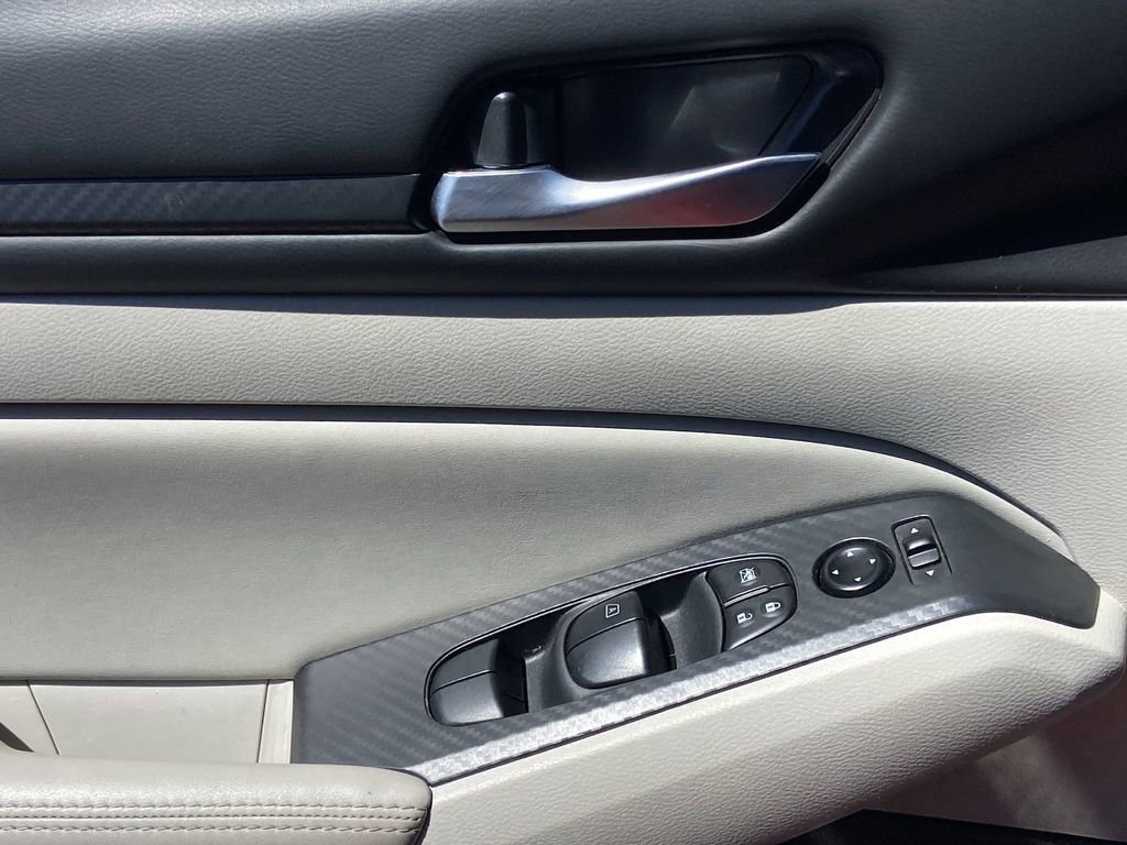 Used 2025 Nissan Altima 2.5 SV FWD image 18