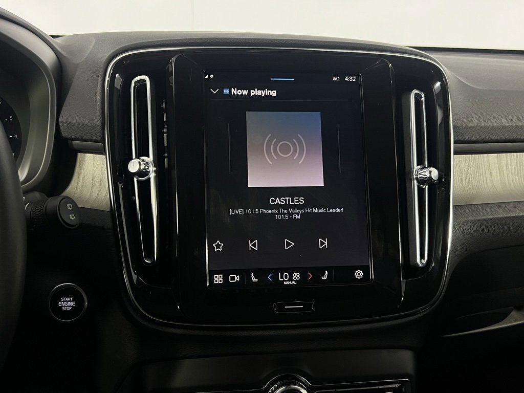 Used 2025 Volvo XC40 B5 Plus image 18