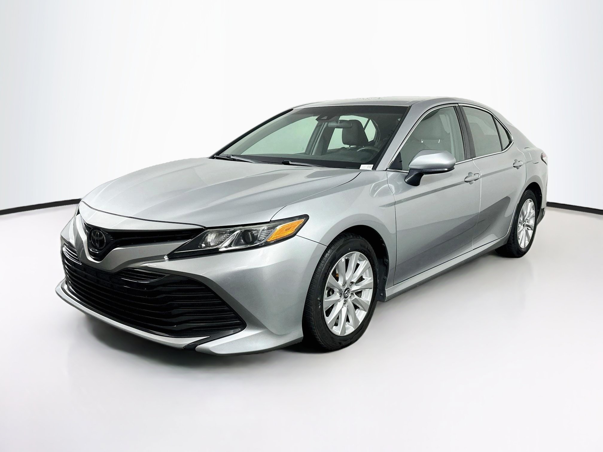 Used 2018 Toyota Camry LE FWD image 3
