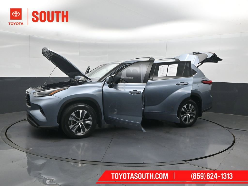 Used 2022 Toyota Highlander XLE AWD/4WD image 60