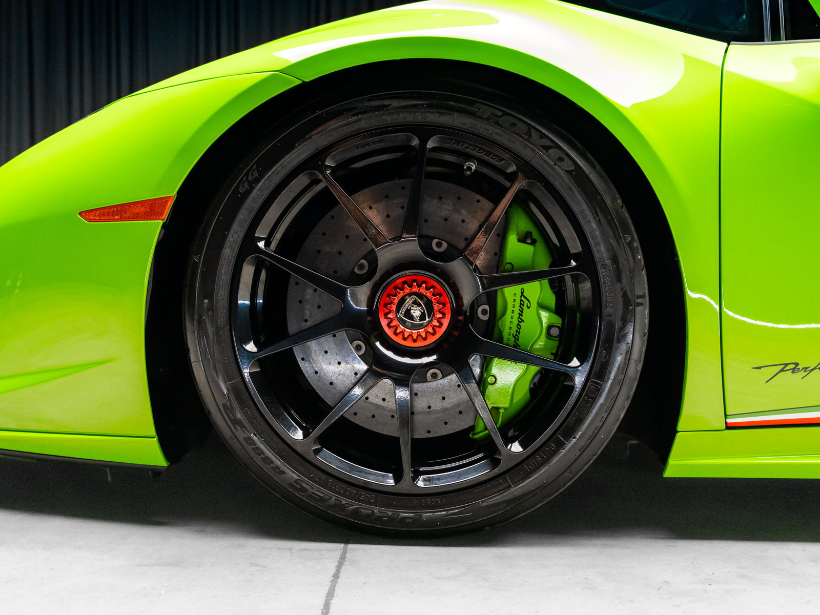 Used 2018 Lamborghini Huracan Performante AWD/4WD image 29