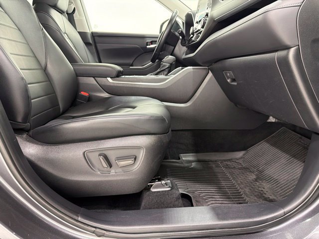 Used 2021 Toyota Highlander XLE AWD/4WD image 22