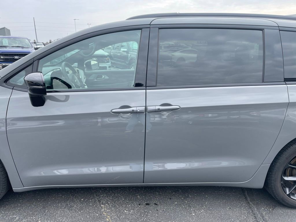 Used 2025 Chrysler Pacifica Limited image 37