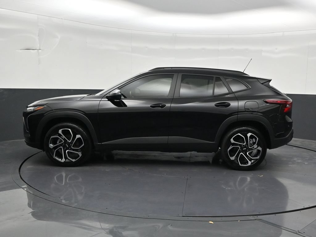 Used 2025 Chevrolet Trax RS FWD image 2