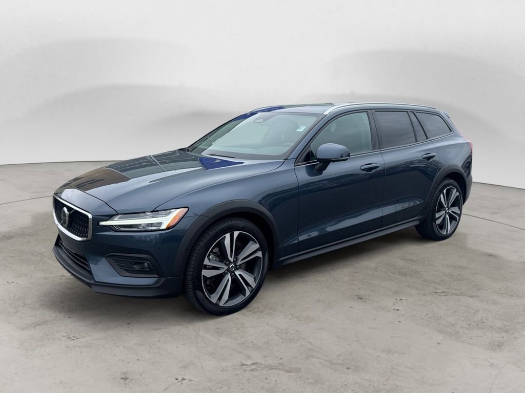 Used 2025 Volvo V60 B5 Cross Country Plus image 2