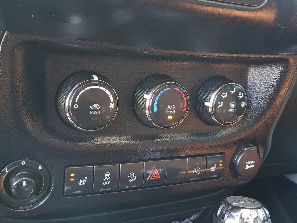 Used 2017 Jeep Wrangler Unlimited Rubicon w/ Connectivity Group image 17