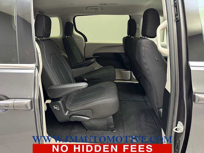 Used 2023 Chrysler Voyager LX image 20