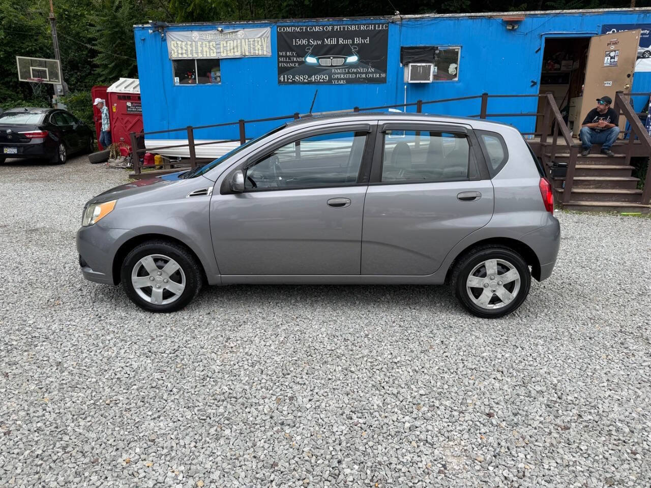 Used 2010 Chevrolet Aveo5 LT w/ Power and Convenience Package FWD image 2