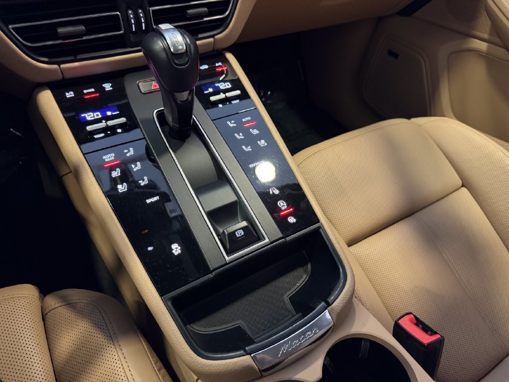Certified 2024 Porsche Macan AWD/4WD image 19