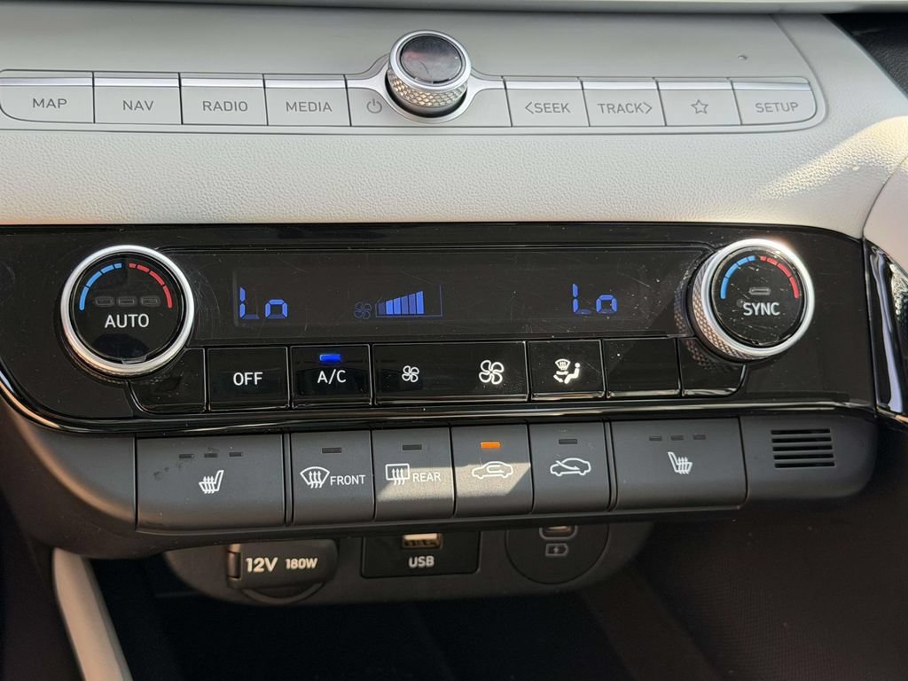 Certified 2025 Hyundai Elantra Limited FWD image 33