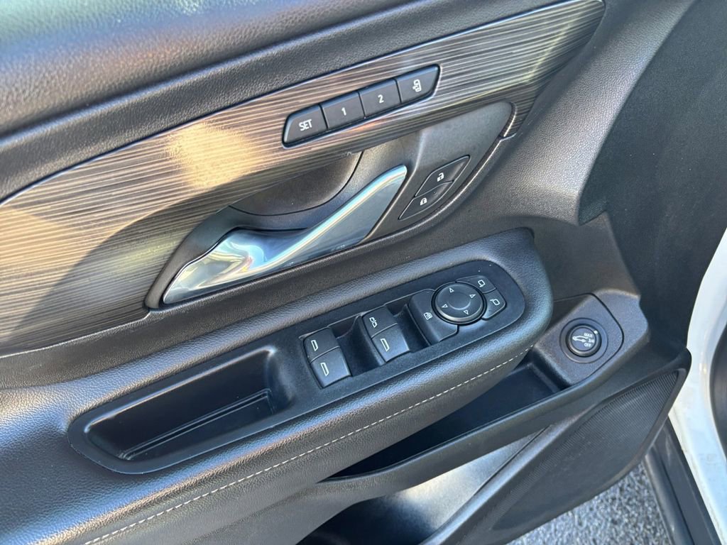 Used 2023 GMC Terrain SLT image 16