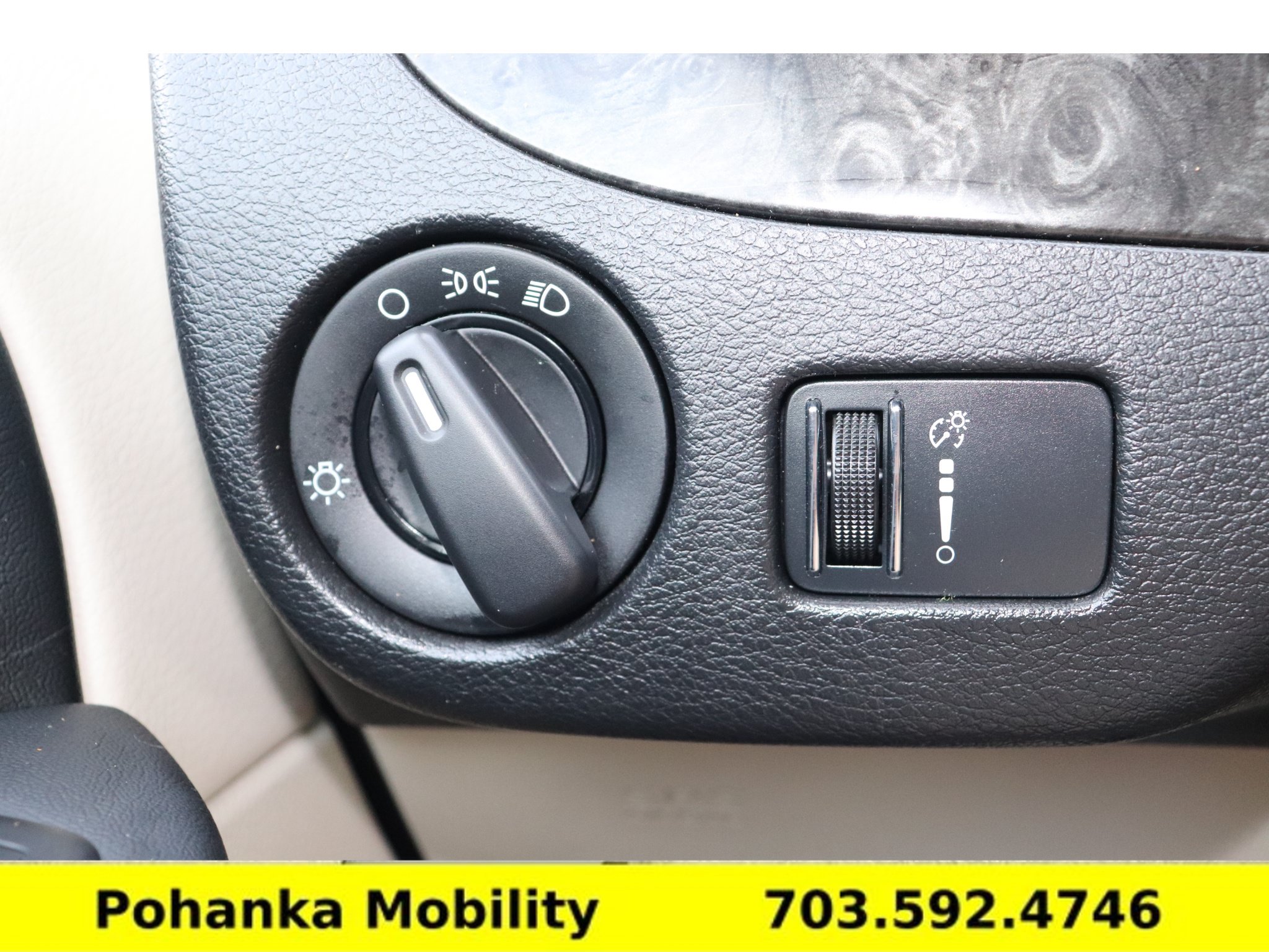 Used 2015 Dodge Grand Caravan American Value Package FWD image 16