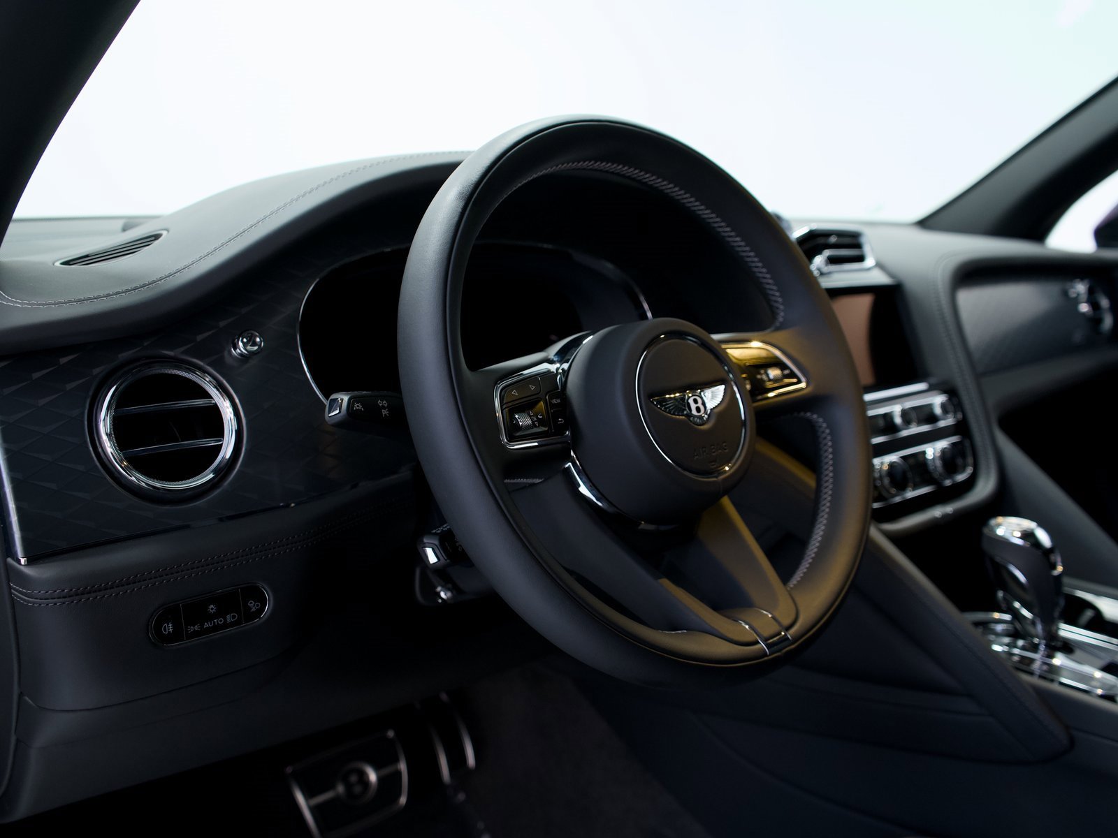 Used 2025 Bentley Bentayga image 14