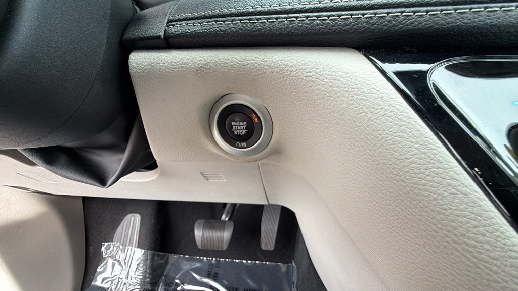 Used 2024 Chrysler Pacifica Limited FWD image 17