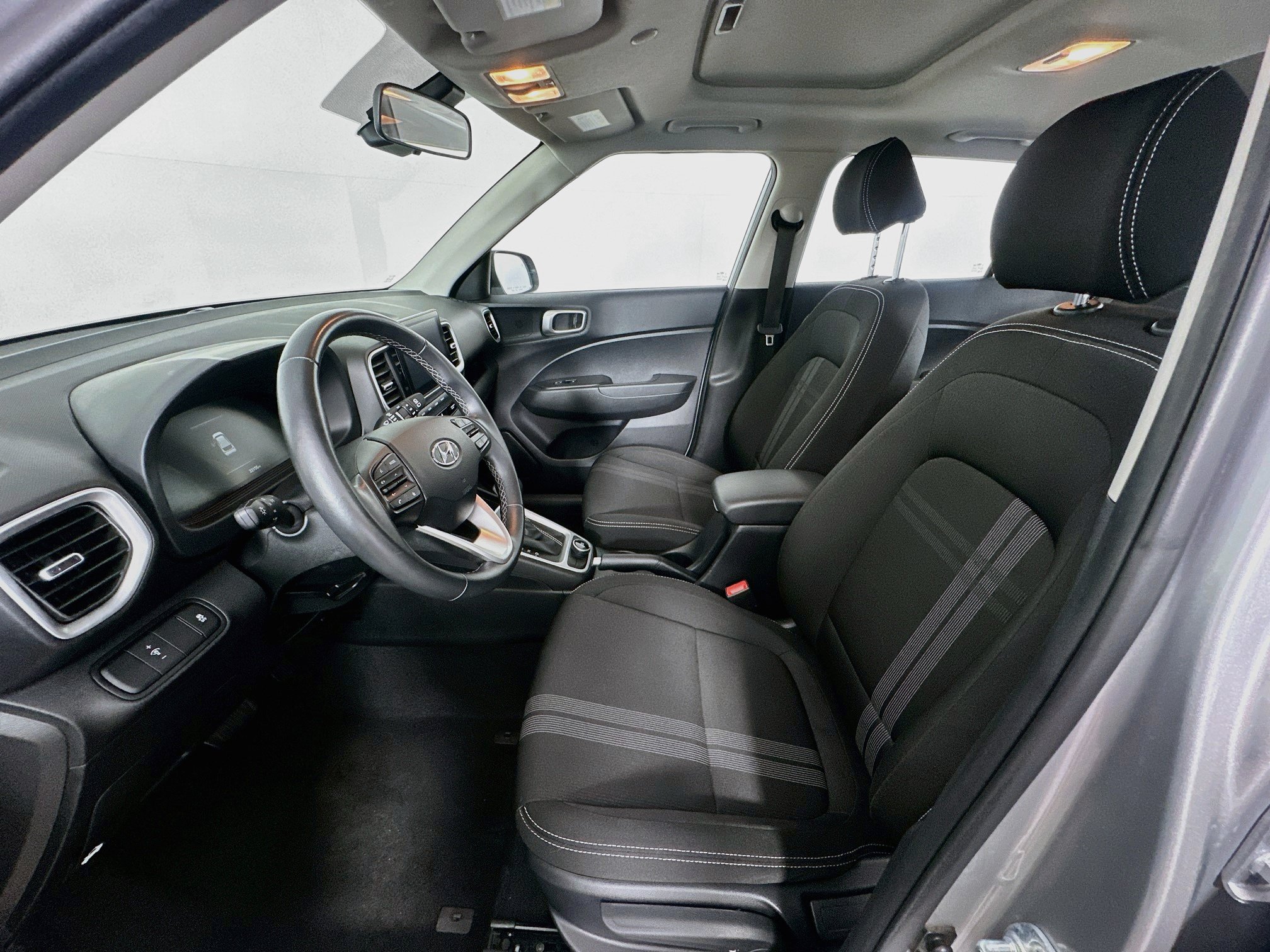 Used 2025 Hyundai Venue SEL FWD image 13