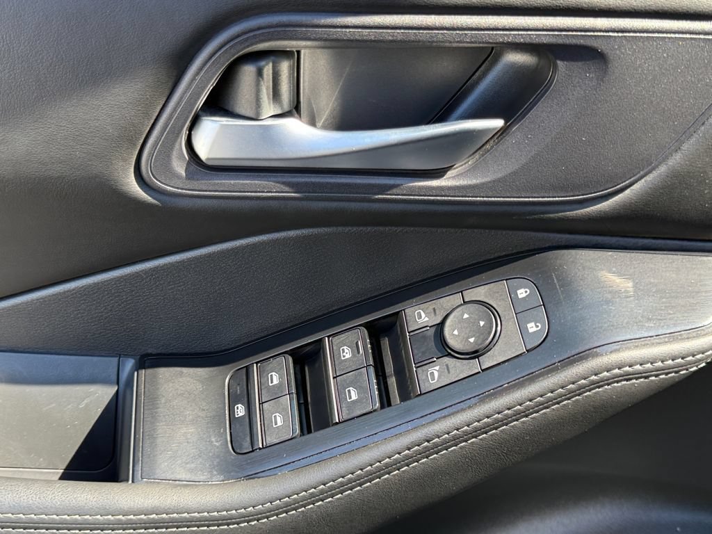 Used 2024 Nissan Rogue SV FWD image 11