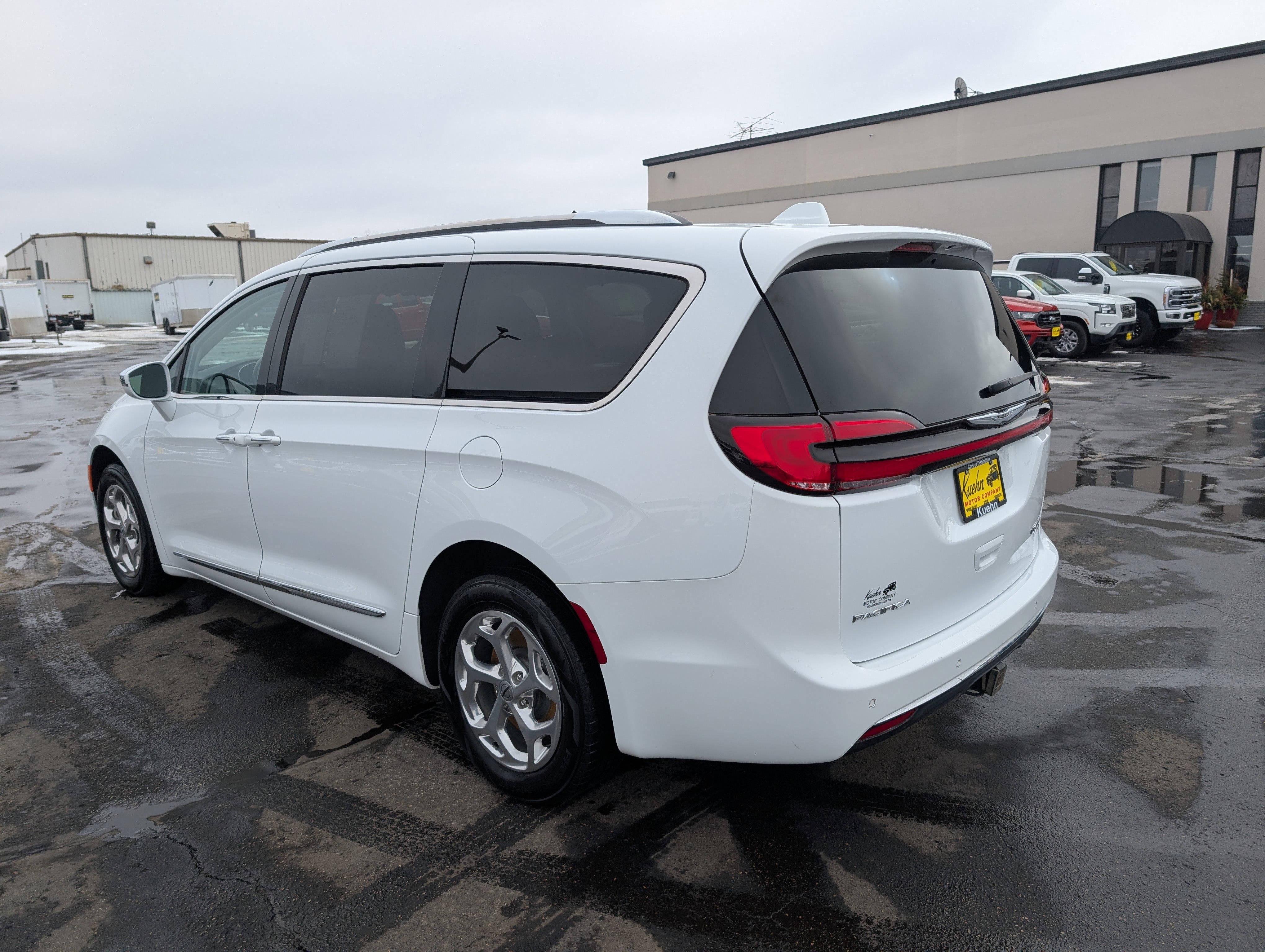 Used 2021 Chrysler Pacifica Limited w/ Uconnect Theater Family Group image 6
