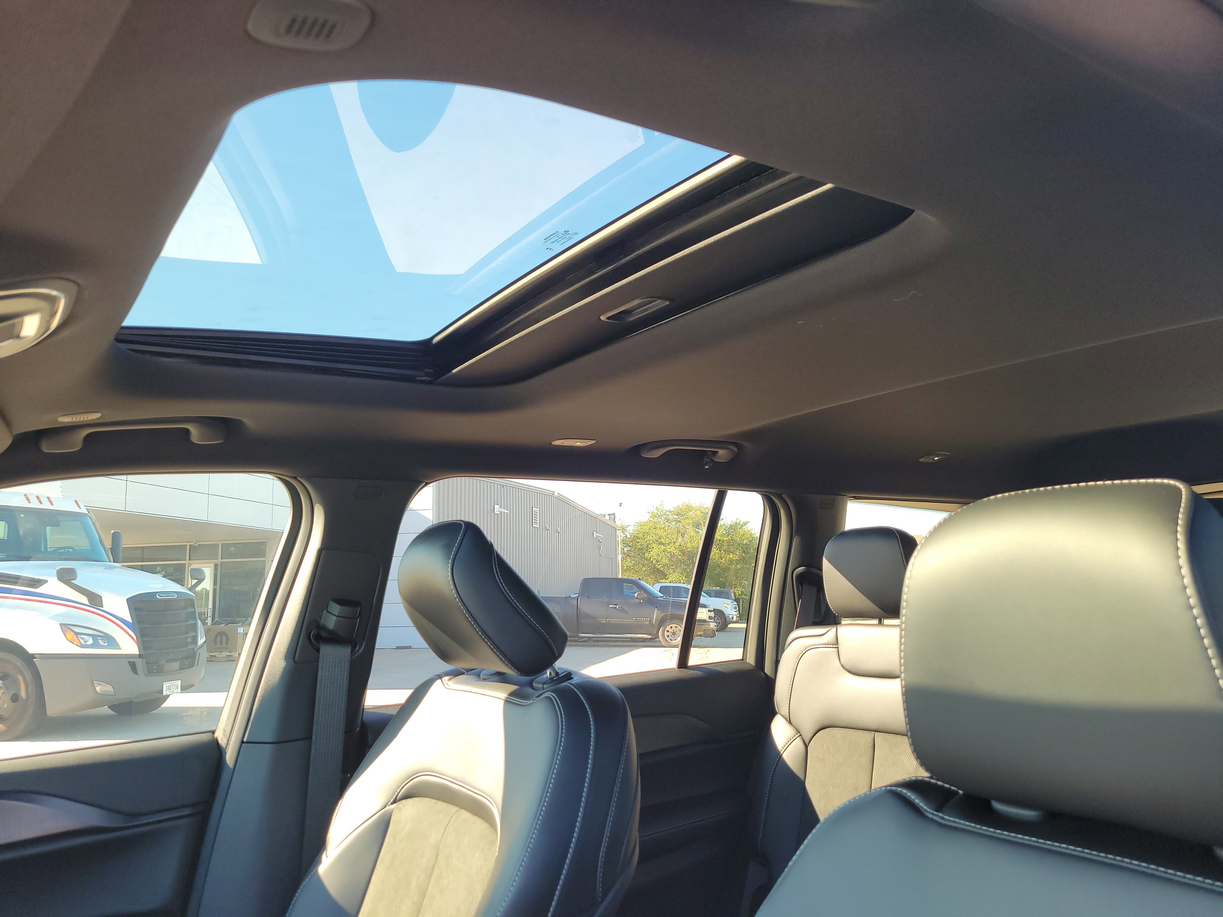 New 2025 Jeep Grand Cherokee L Altitude image 15