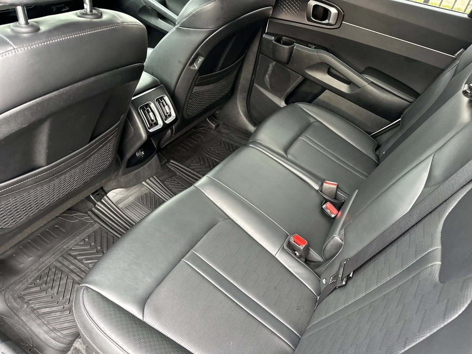 Used 2024 Kia Sorento S image 11