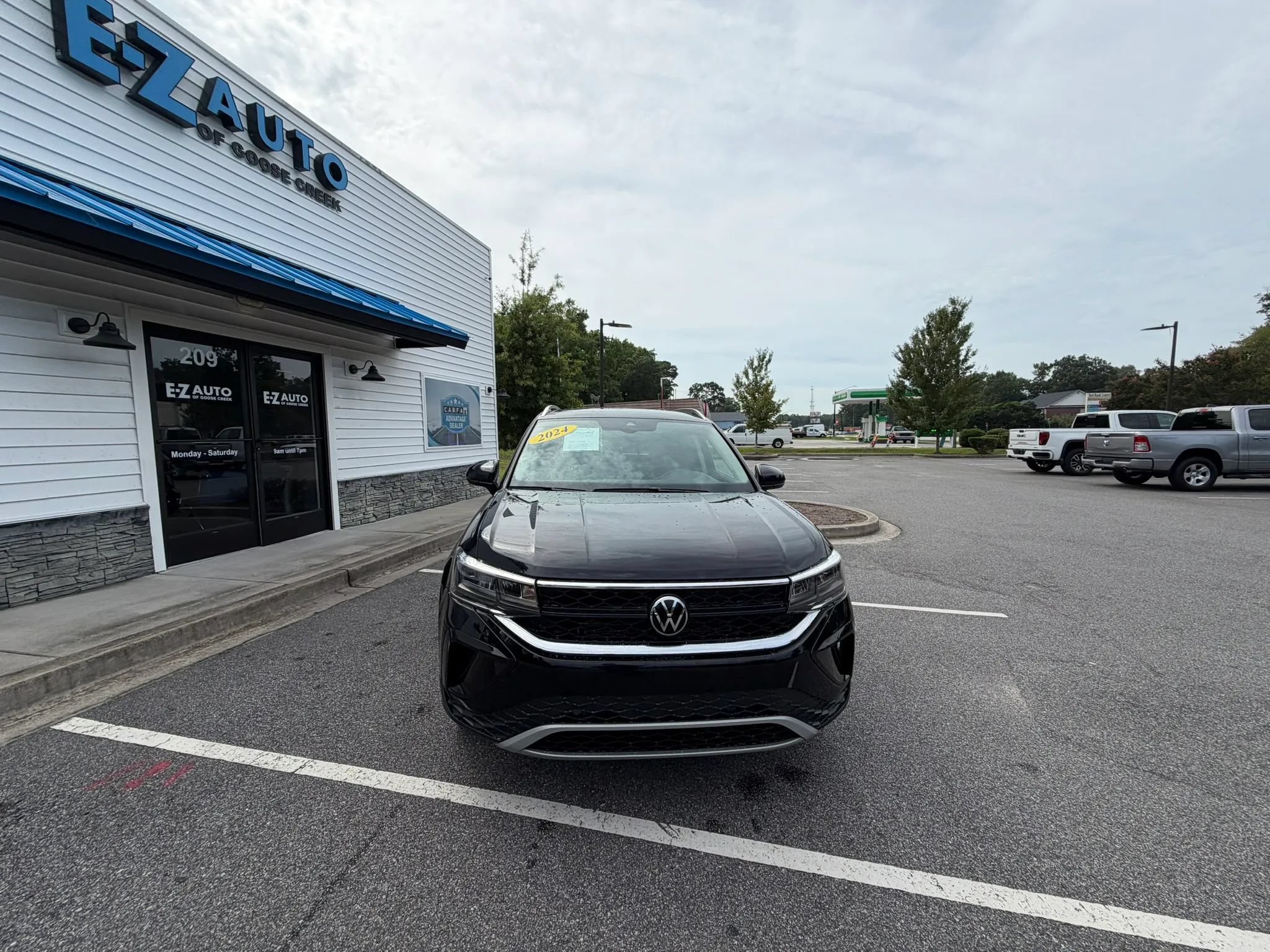 Used 2024 Volkswagen Taos SE FWD image 3