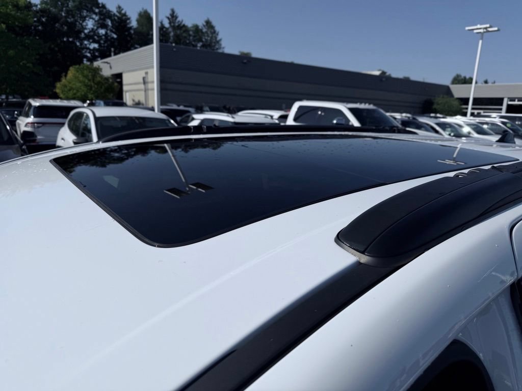 Used 2025 Chrysler Pacifica Limited FWD image 10