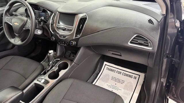 Used 2017 Chevrolet Cruze LT image 16